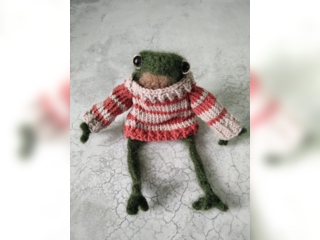Товары для детей - Игрушки - Лягушка в свитере