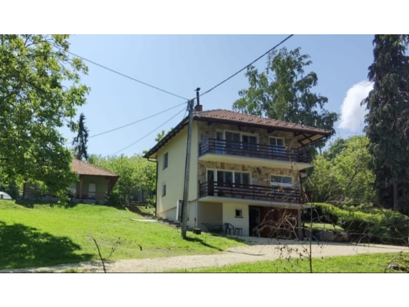 Недвижимость - Дома - Продаются два дома 178 и 56 кв.м., баня 40 кв.м.