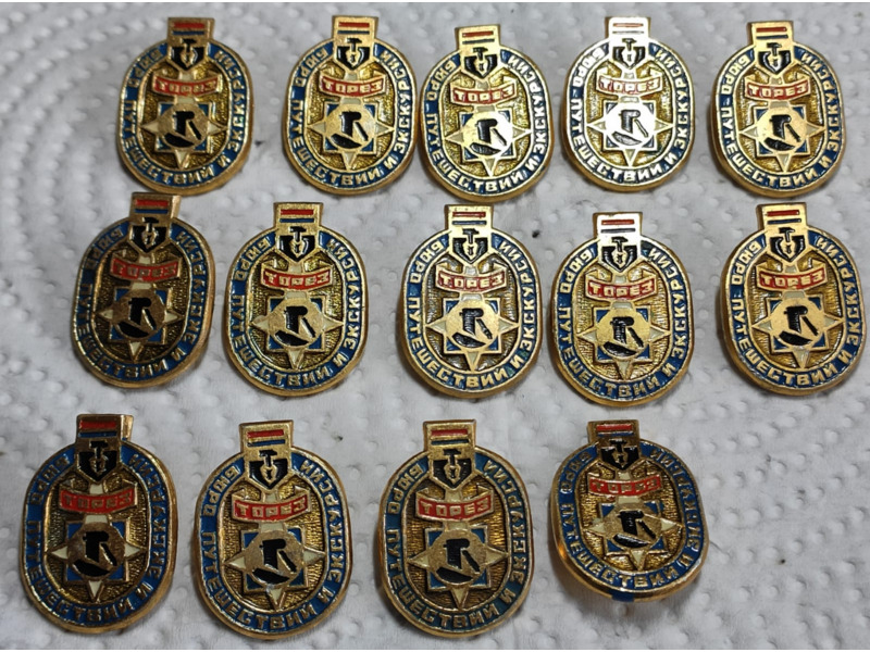 Хобби и отдых - Коллекционирование - Значки 69 штук: