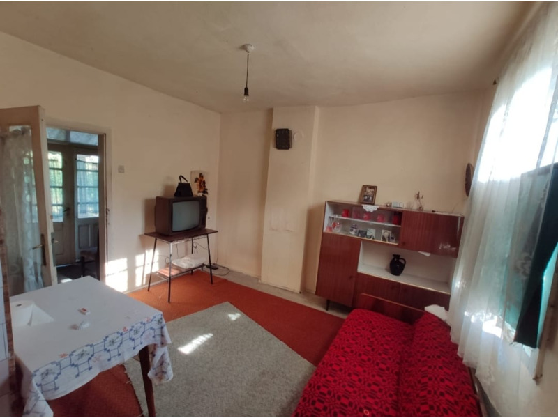 Недвижимость - Дома - Продаются 2 дома 91 и 52 кв.м., на горе, y леса.