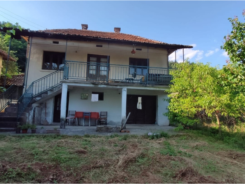 Недвижимость - Дома - Продаются 2 дома 91 и 52 кв.м., на горе, y леса.