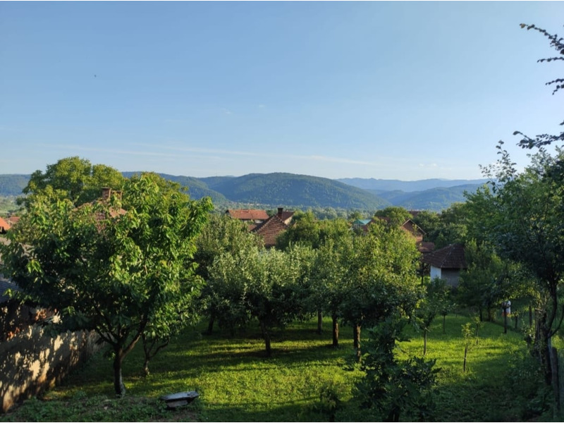 Недвижимость - Дома - Продаются 2 дома 91 и 52 кв.м., на горе, y леса.