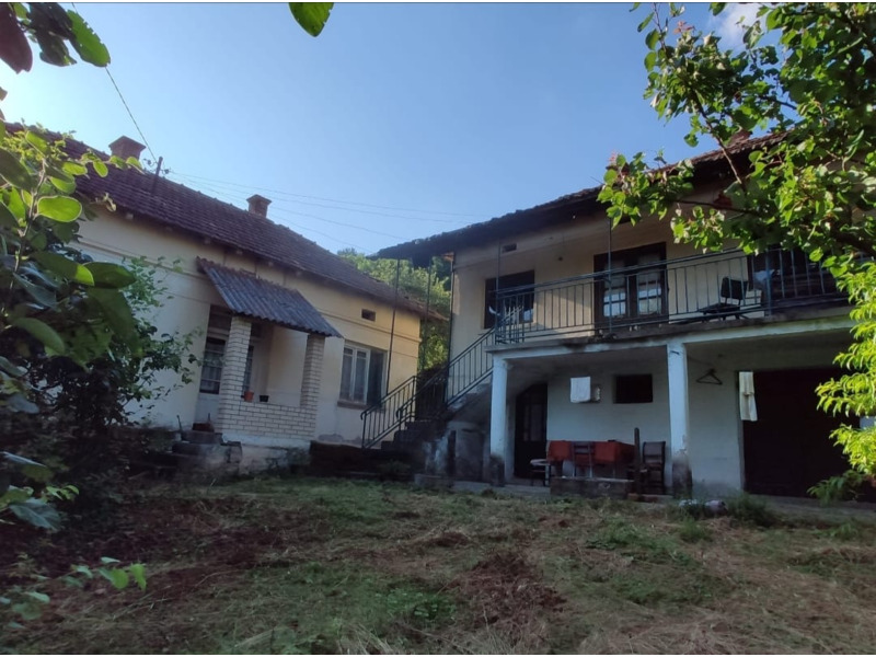 Недвижимость - Дома - Продаются 2 дома 91 и 52 кв.м., на горе, y леса.