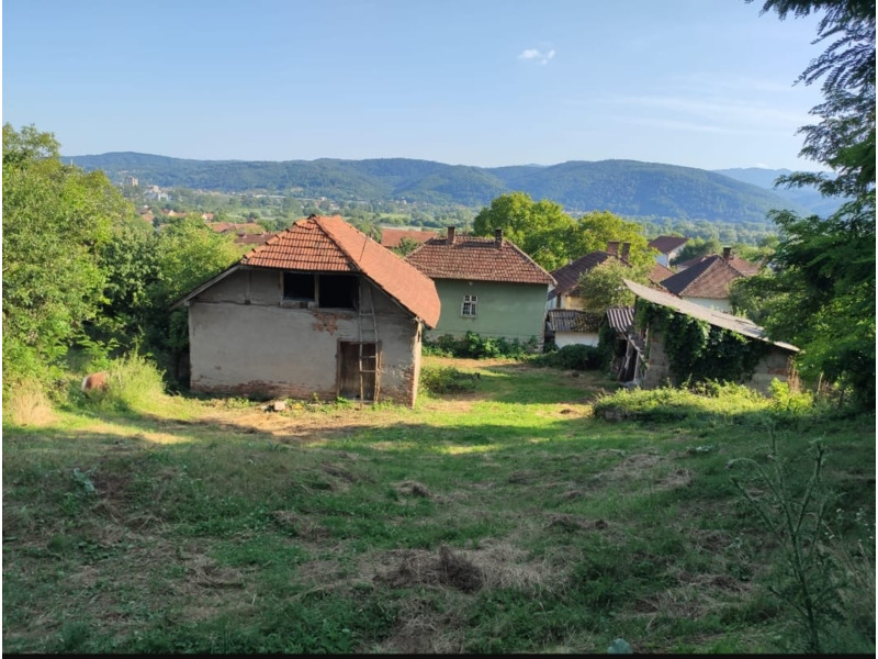 Недвижимость - Дома - Продаются 2 дома 91 и 52 кв.м., на горе, y леса.