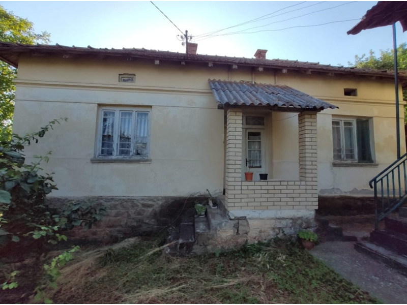 Недвижимость - Дома - Продаются 2 дома 91 и 52 кв.м., на горе, y леса.