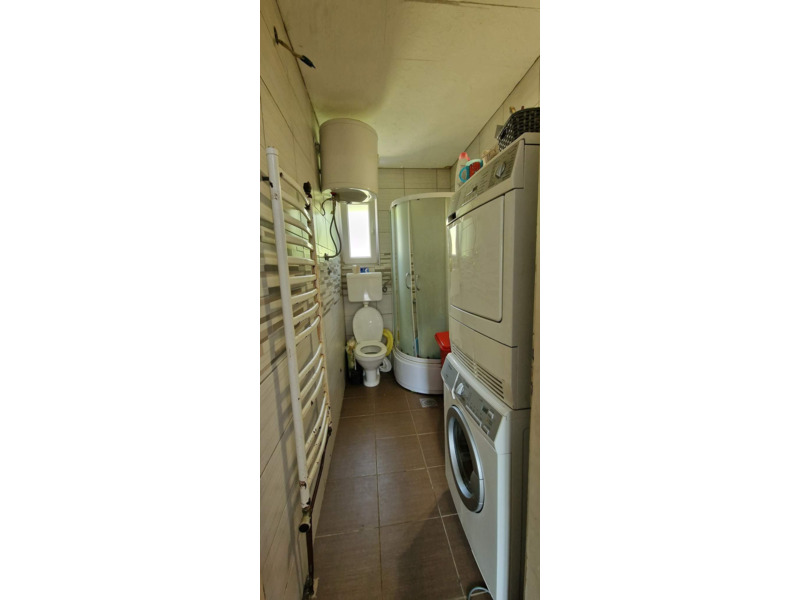 Недвижимость - Дома - Prodaja kuce i placa na glavnom putu