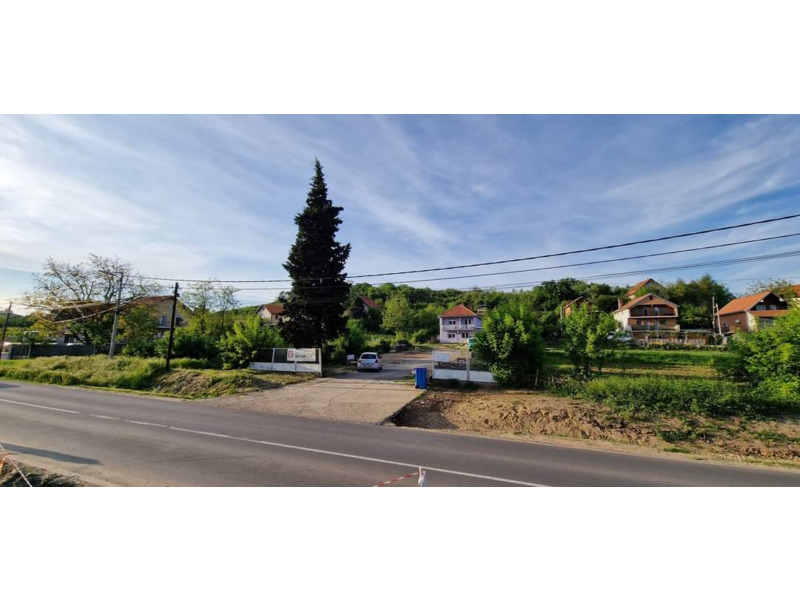 Недвижимость - Дома - Prodaja kuce i placa na glavnom putu