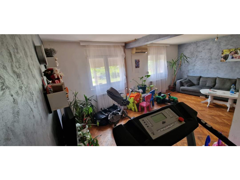 Недвижимость - Дома - Prodaja kuce i placa na glavnom putu