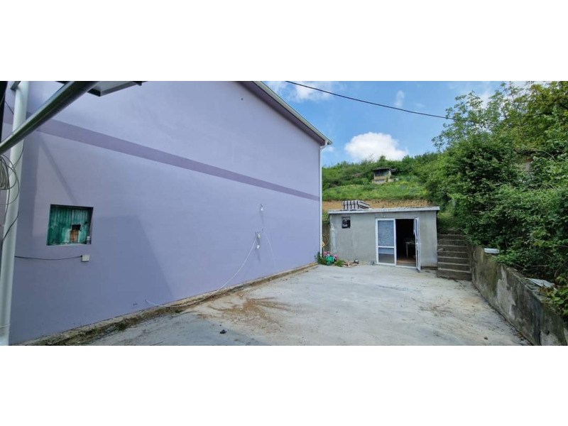 Недвижимость - Дома - Prodaja kuce i placa na glavnom putu