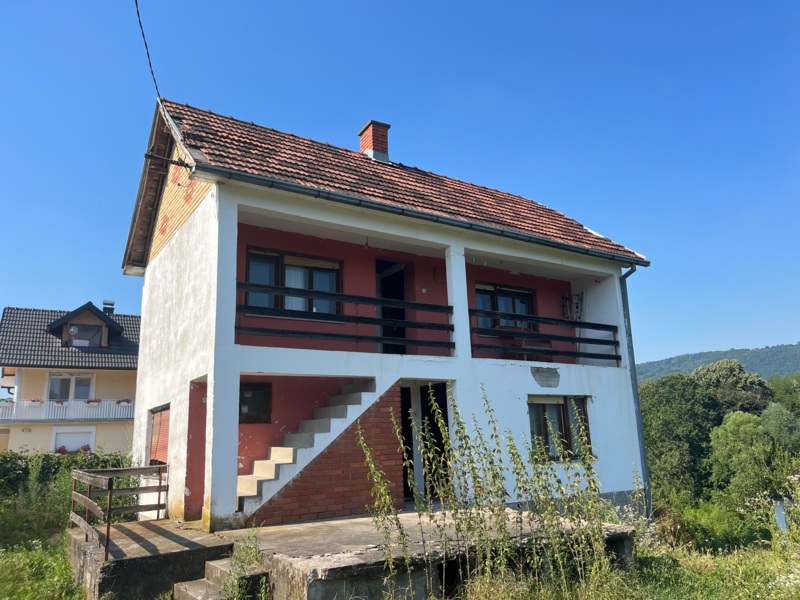 Недвижимость - Дома - Продается двухэтажный дом с большим участком