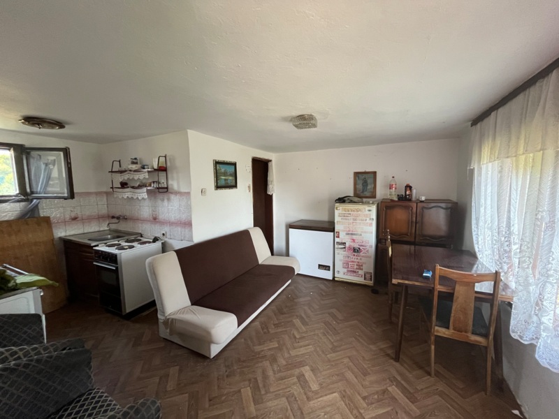 Недвижимость - Дома - Продается двухэтажный дом с большим участком