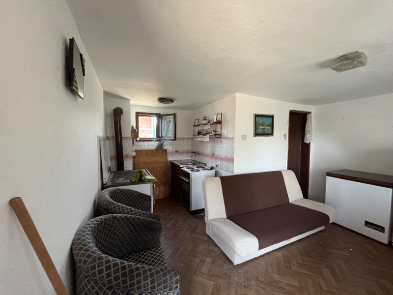 Недвижимость - Дома - Продается двухэтажный дом с большим участком