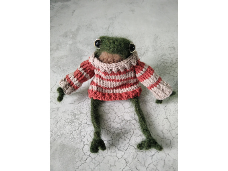 Товары для детей - Игрушки - Лягушка в свитере